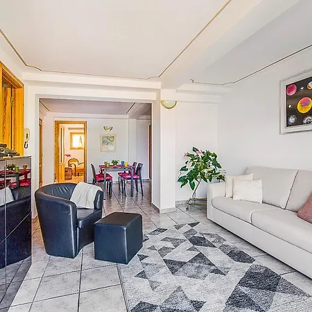 Eden Rock Apartman *